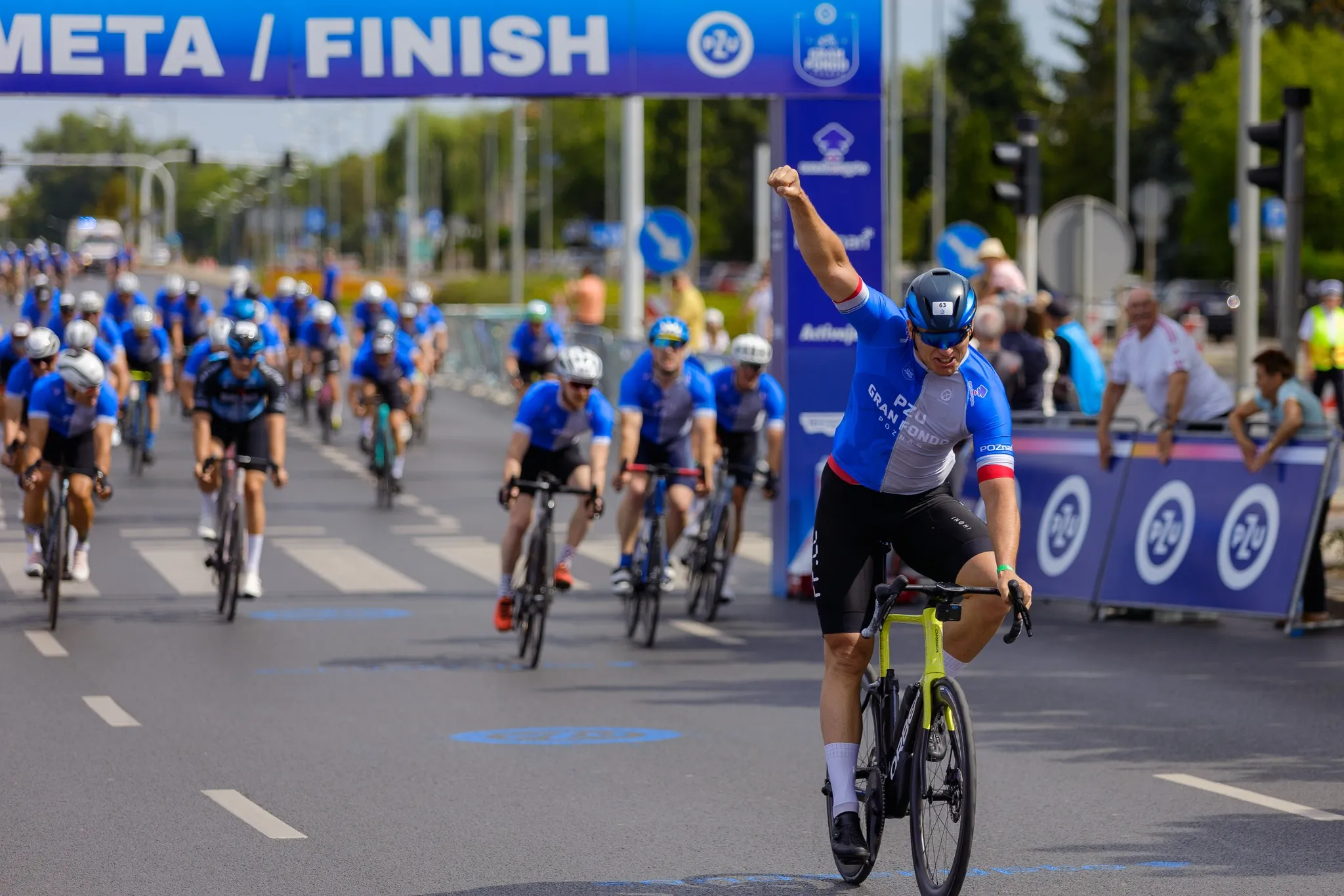 Maciej Moczyński wygrywa finisz PZU Gran Fondo Poznań 2025 na ul. Bułgarskiej